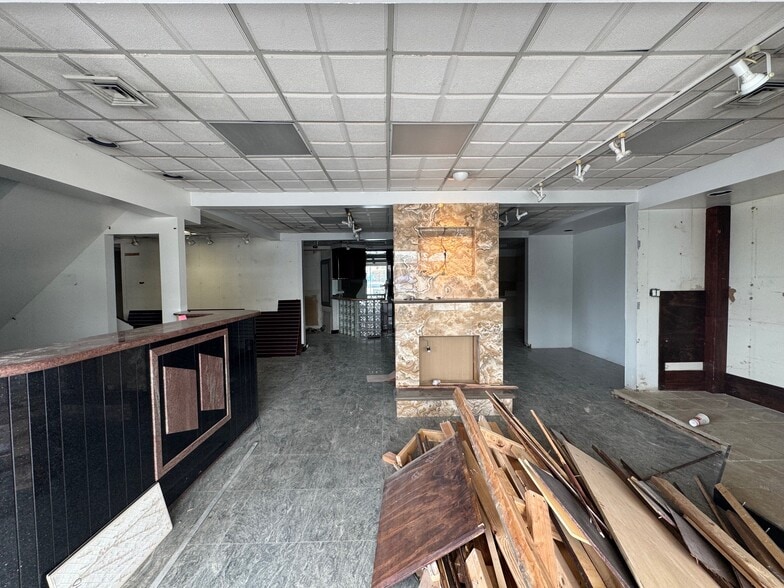 More Photos Of 2515 Merrick Rd, Bellmore Showroom For Sale