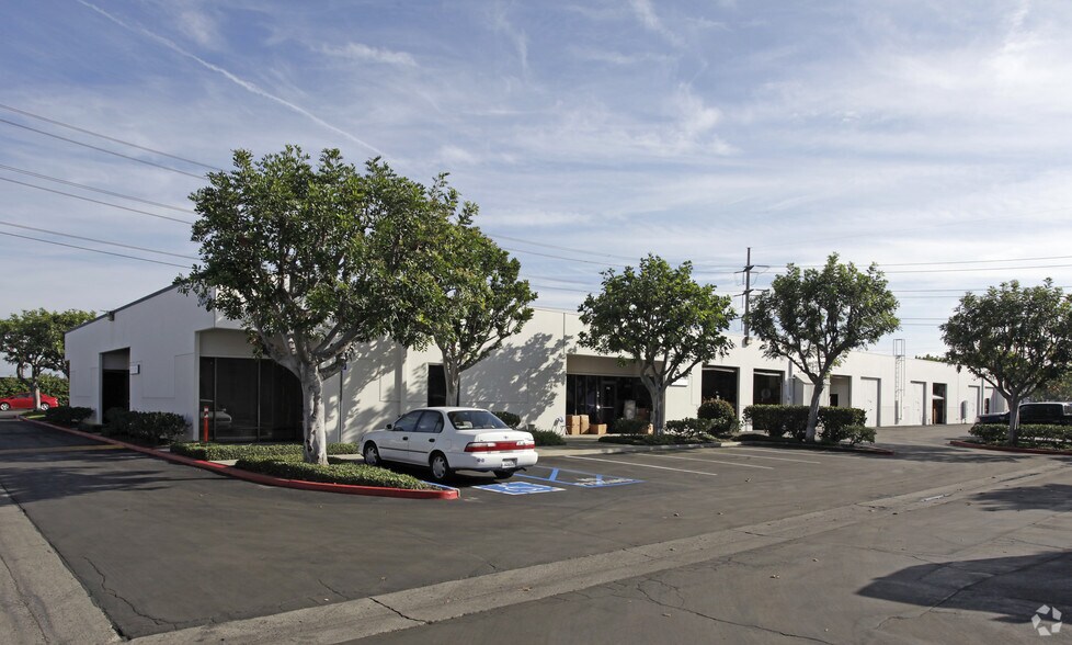 More Photos Of 3605 W MacArthur Blvd, Santa Ana Warehouse For Lease