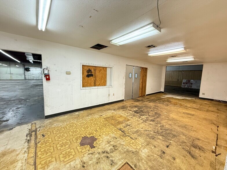 More Photos Of 11104 N Lamar Blvd, Austin Showroom For Lease