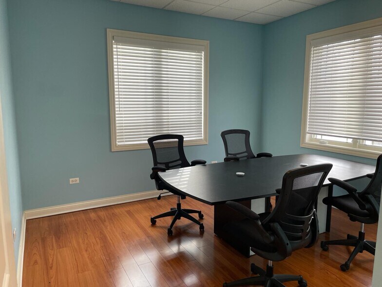 More Photos Of 896 S Frontenac St, Aurora Office For Lease