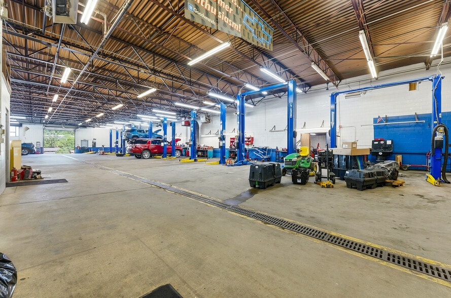 More Photos Of 1229 Country Club Rd, Fairmont Auto Dealership For Sale