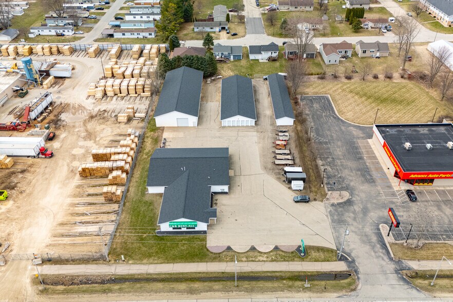 More Photos Of 1375 N Shawano St, New London Flex For Sale