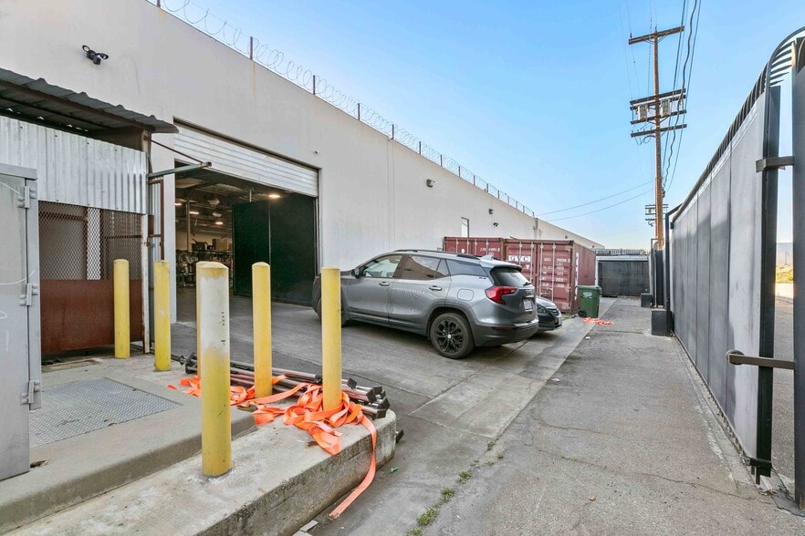 More Photos Of 9362 Eton Ave, Chatsworth Warehouse For Lease