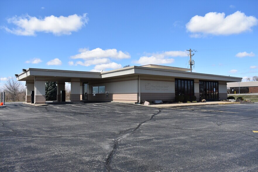 Primary Photo Of 2636 US 51, Janesville Bank For Sale