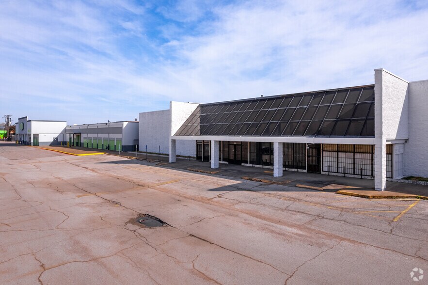 More Photos Of 10710-10724 Garland Rd, Dallas Supermarket For Lease