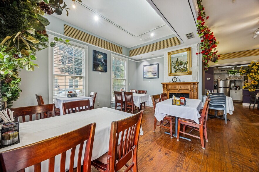 More Photos Of 218 Ash St, Fernandina Beach Freestanding For Sale