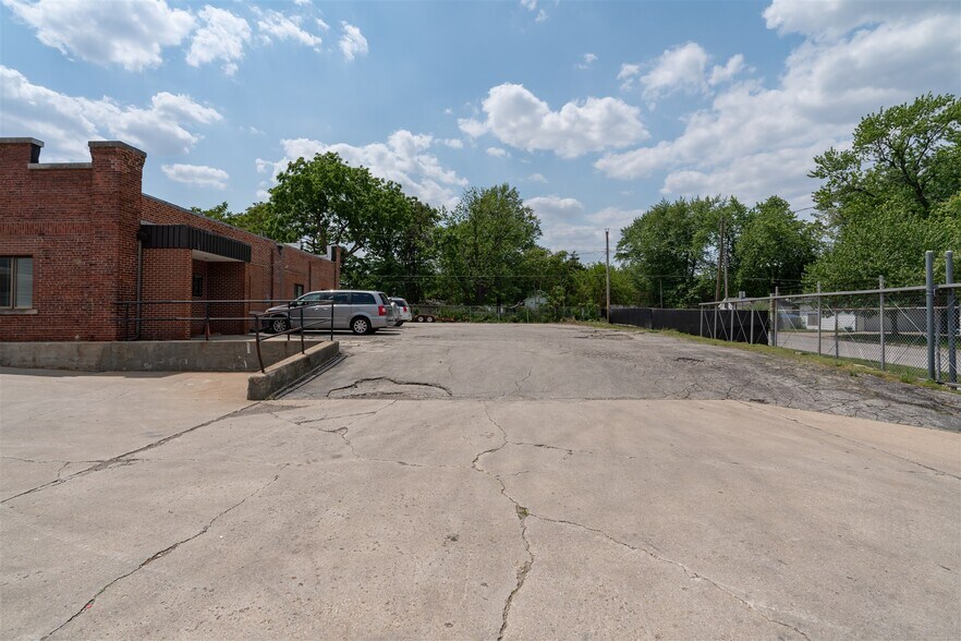 More Photos Of 1100 E Bell St, Bloomington Manufacturing For Lease