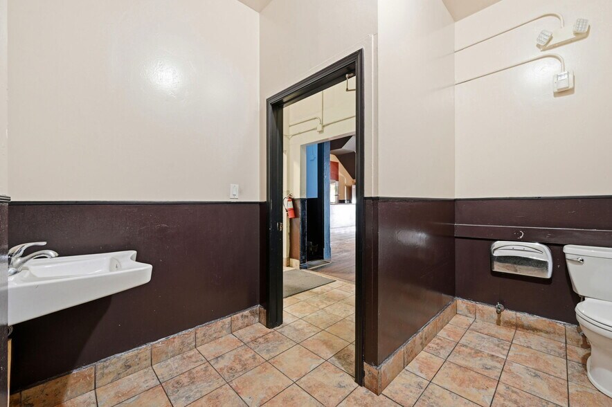 More Photos Of 1037 Valencia St, San Francisco General Retail For Lease