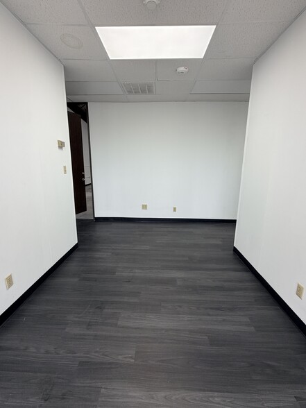 More Photos Of 12999-13003 Murphy Rd, Stafford Unknown For Lease