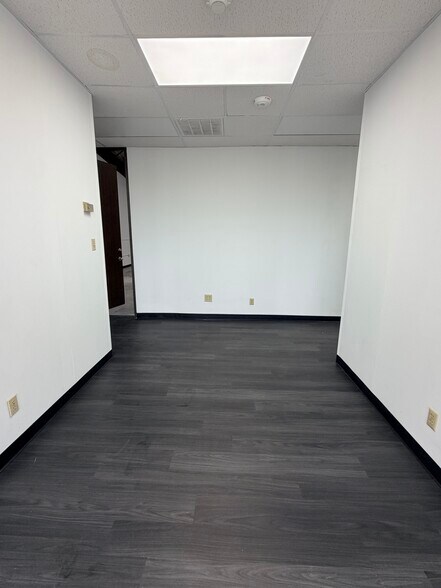 More Photos Of 12999-13003 Murphy Rd, Stafford Unknown For Lease