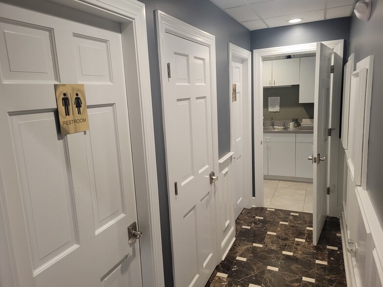 More Photos Of 17 North Rd, Chelmsford Bank For Lease