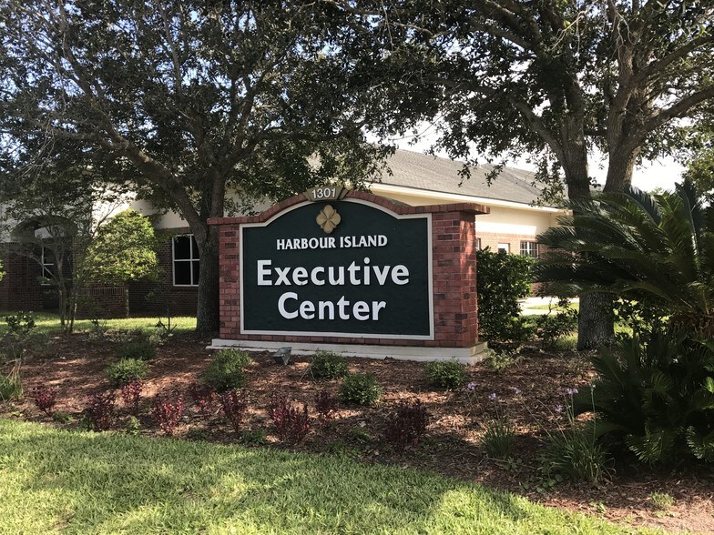 Primary Photo Of 1301 Plantation Island Dr, Saint Augustine Medical For Sale