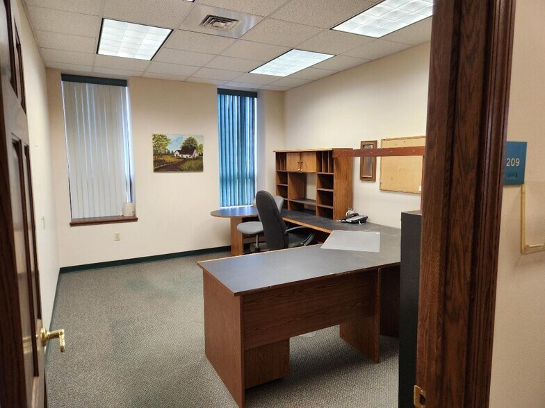 More Photos Of 373 Cleveland St, Rochester Medical For Lease