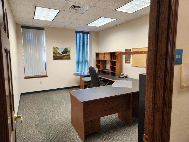More Photos Of 373 Cleveland St, Rochester Medical For Lease