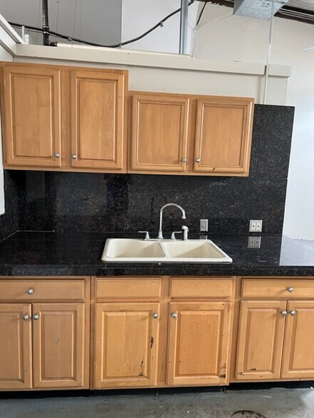 More Photos Of 11166 Ables Ln, Dallas Warehouse For Lease