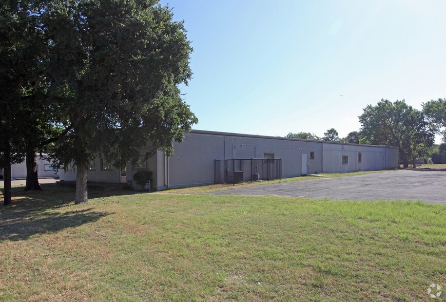 More Photos Of 10514 Shady Trl, Dallas Warehouse For Lease