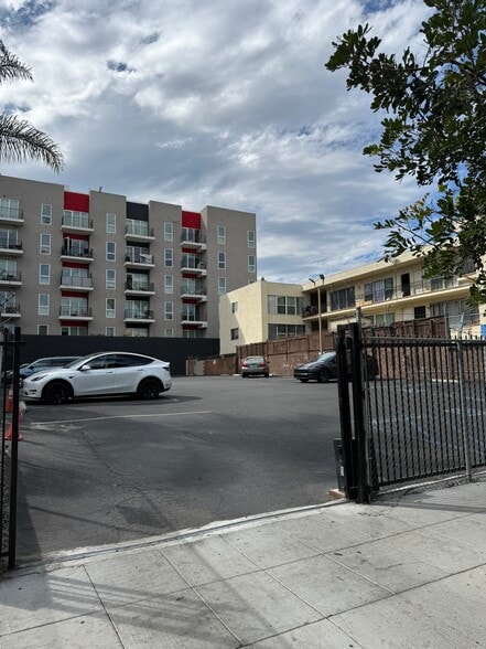 More Photos Of 3461 W 8th St, Los Angeles Showroom For Lease