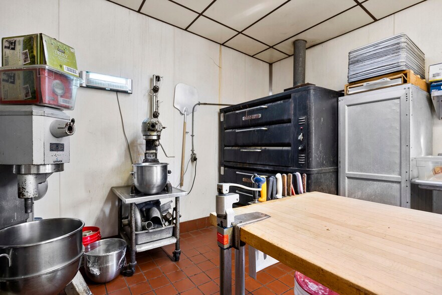 More Photos Of 1975 Central Ave, Albany Restaurant For Sale