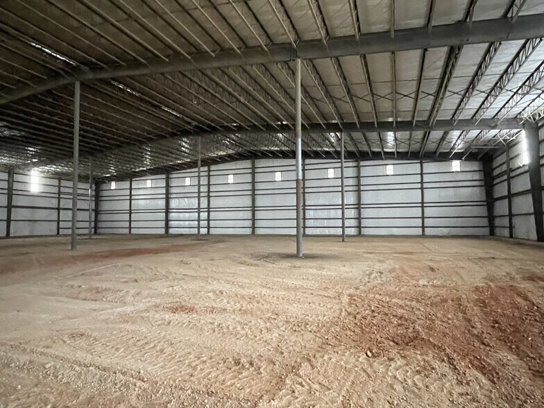 More Photos Of 130 Park Dr, Baxley Warehouse For Lease