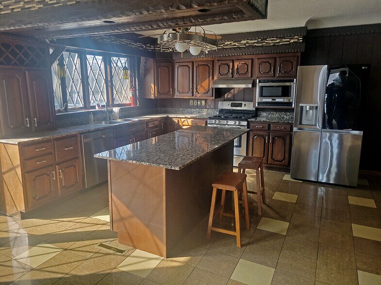 More Photos Of 8044 N Illinois St, Caseyville Office For Sale