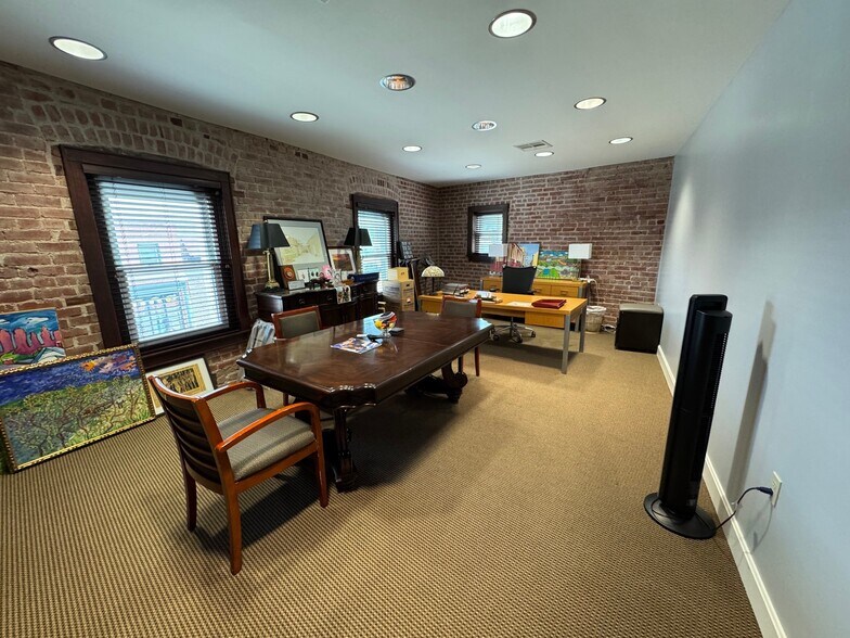 More Photos Of 900 Westport Rd, Kansas City Storefront Retail Office For Lease