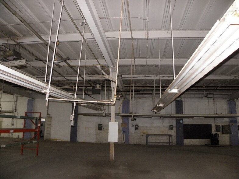 More Photos Of 922 Armstrong St, Morris Distribution For Lease