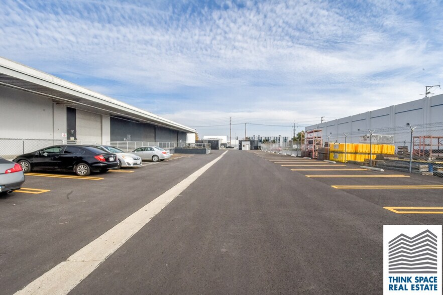 More Photos Of 9419 Mason Ave, Chatsworth Manufacturing For Lease