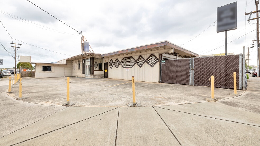 Primary Photo Of 94-172 Leoleo St, Waipahu Restaurant For Sale