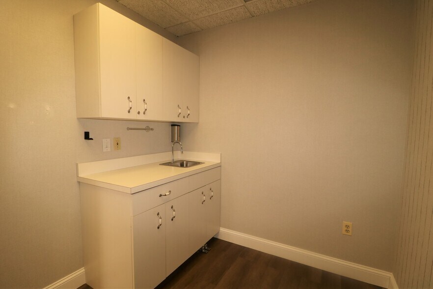 More Photos Of 401 Hamburg Turnpike, Wayne Medical For Sale