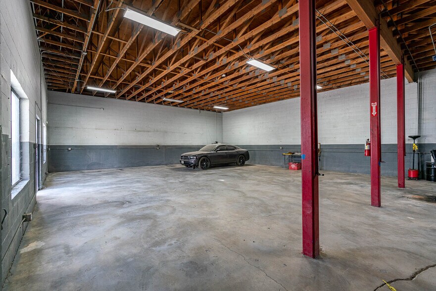 More Photos Of 39126-39130 3rd St E, Palmdale Service For Sale