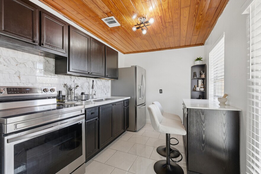 More Photos Of 2205 Strawberry Rd, Pasadena Flex For Sale