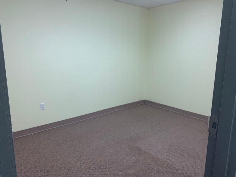 More Photos Of 32 Paint St, Port Hawkesbury Office For Lease