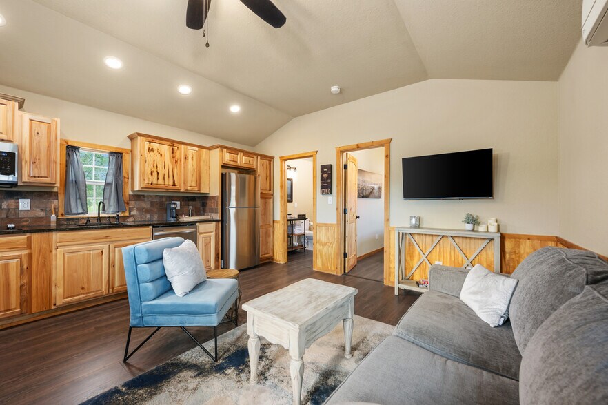 More Photos Of 212 Co 413 rd, Spicewood Hotel For Sale