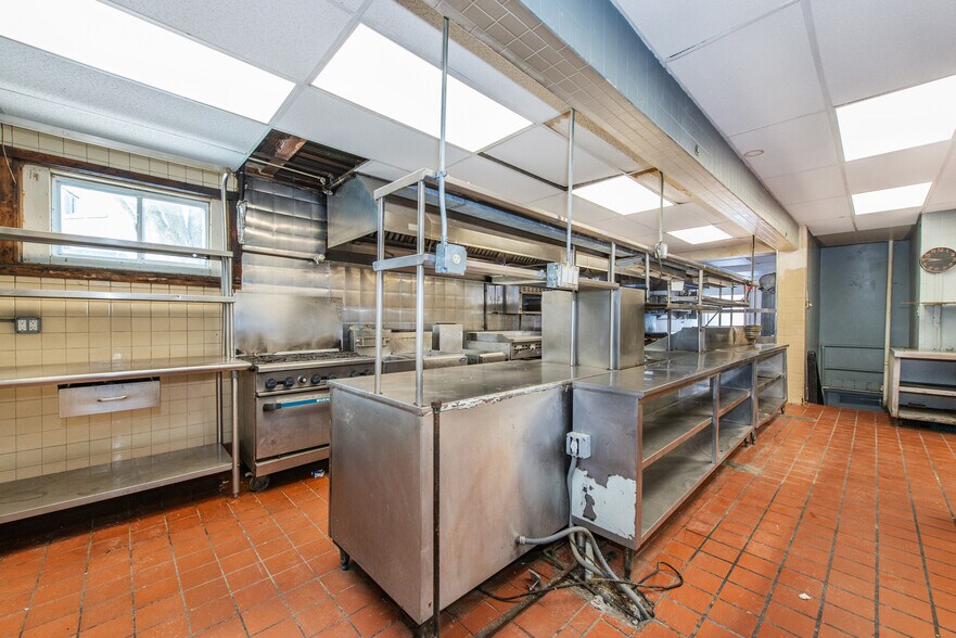 More Photos Of 2020 Greenwood Lake Tpke, Hewitt Restaurant For Lease