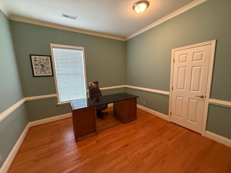 More Photos Of 111 Fontana St, Clinton Office For Lease