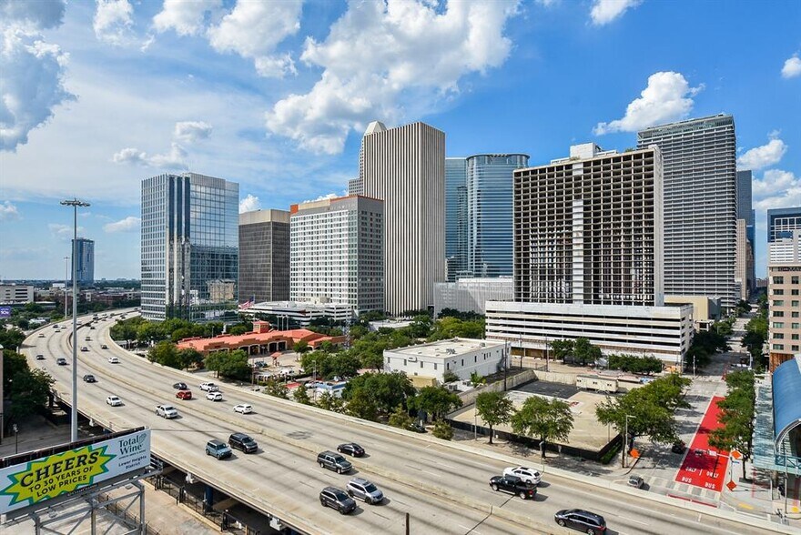 Primary Photo Of 2016 Main St, Houston Apartments For Sale