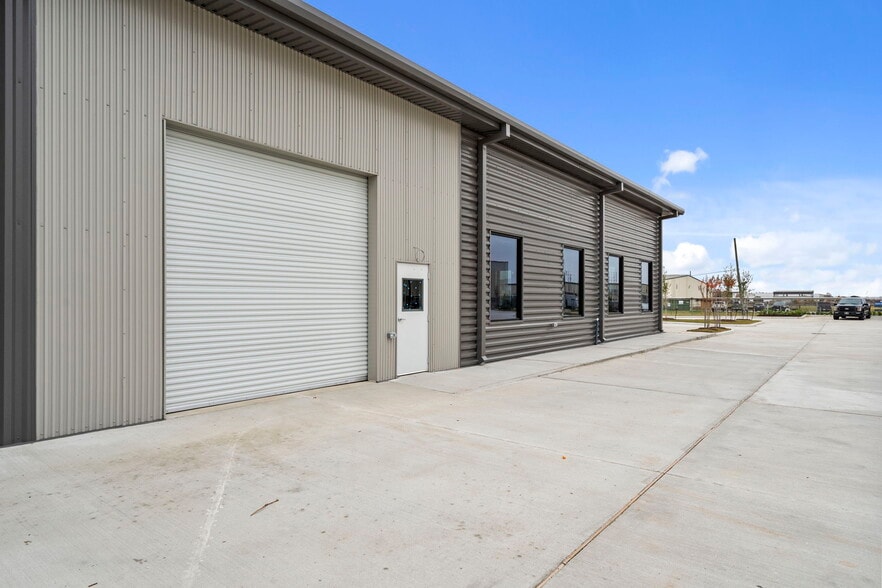 More Photos Of Hwy. 90 and Commerce, Katy Office For Lease