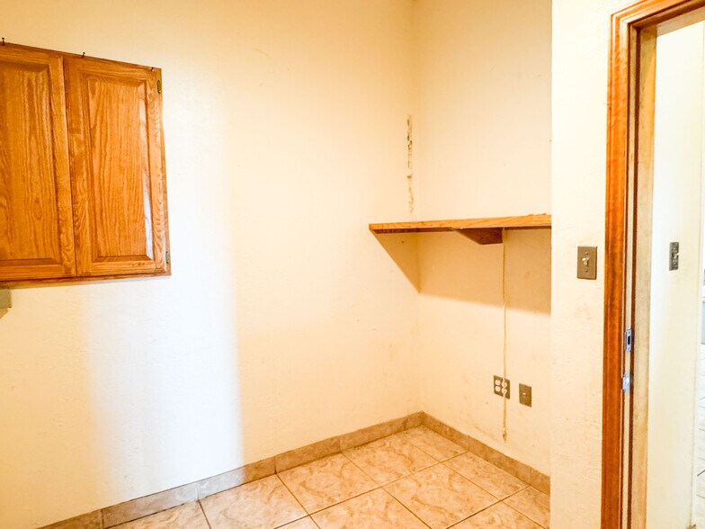 More Photos Of 115 E 8th St, Cisco Restaurant For Sale