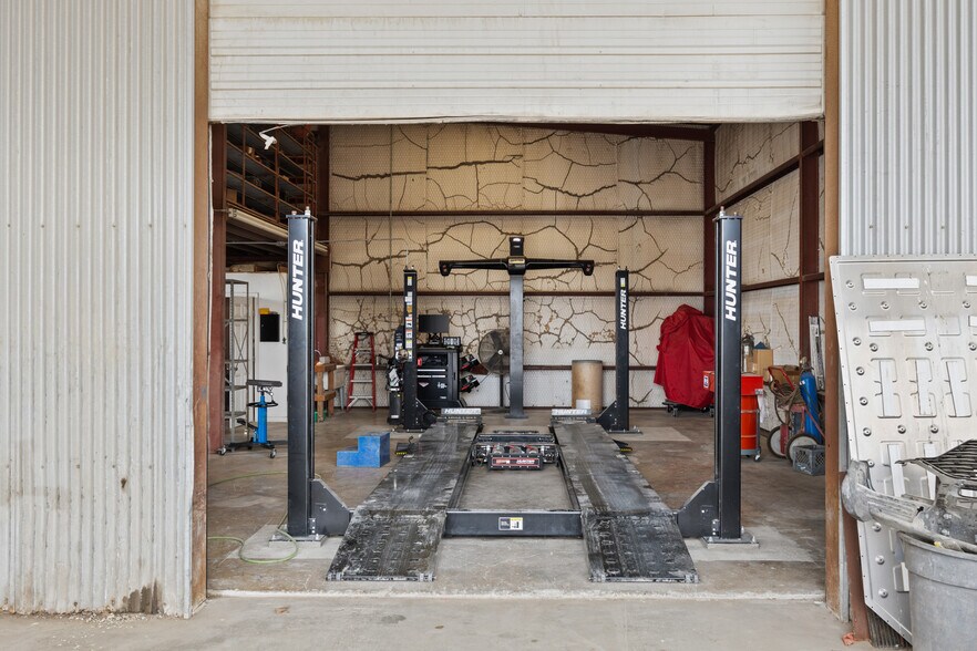 More Photos Of 955 W Kingsbury St, Seguin Auto Repair For Sale