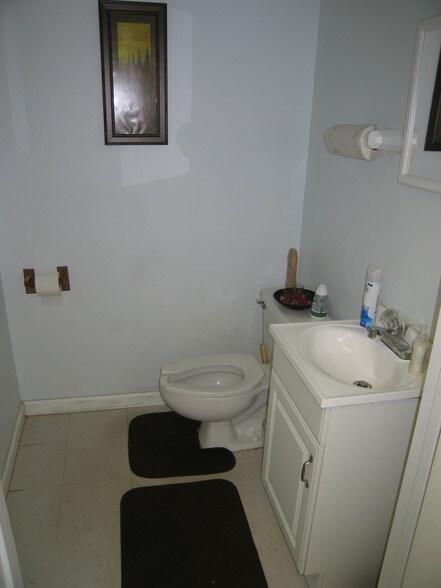 More Photos Of 2750-2774 Poplar St, Montgomery Light Distribution For Lease