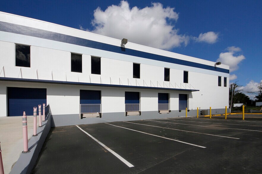More Photos Of 1900 NW 92nd Ave, Doral Distribution For Lease
