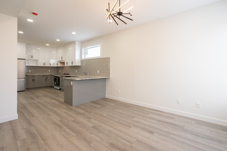 More Photos Of 10446 142 St NW, Edmonton Apartments For Sale