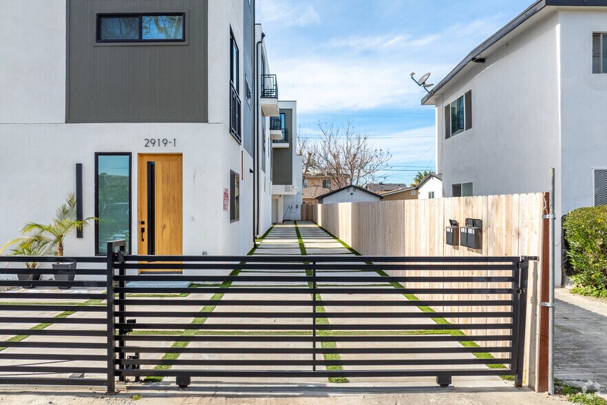 More Photos Of 2921 S Burnside Ave, Los Angeles Apartments For Sale