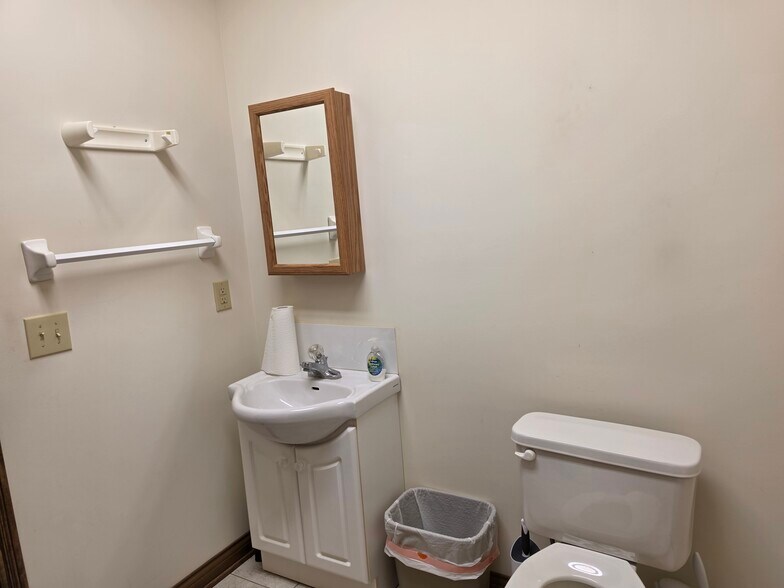 More Photos Of 386 Meridian Parke Ln, Greenwood Medical For Lease