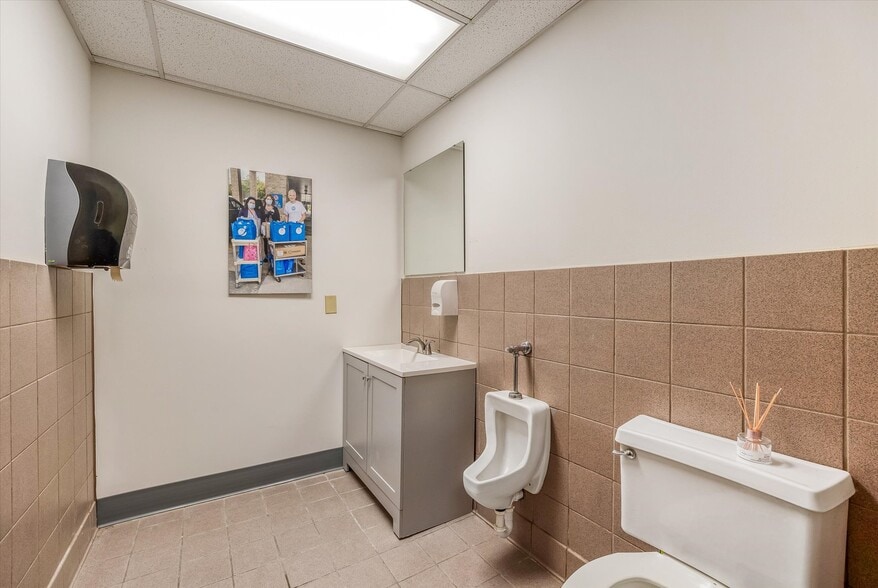 More Photos Of 130-150 Eva St, Saint Paul Warehouse For Sale