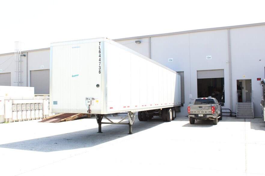 More Photos Of 6457 Hazeltine National Dr, Orlando Warehouse For Sale