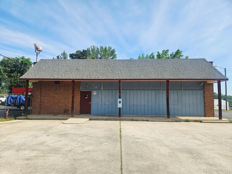 More Photos Of 952 Bragg Blvd, Fayetteville Flex For Sale