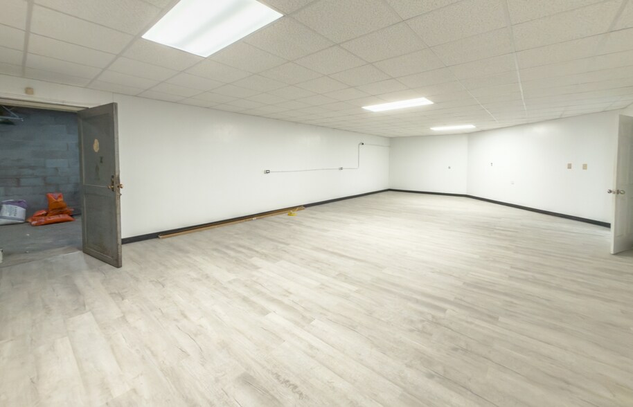 More Photos Of 3312 Cove Rd NW, Roanoke Storefront For Lease