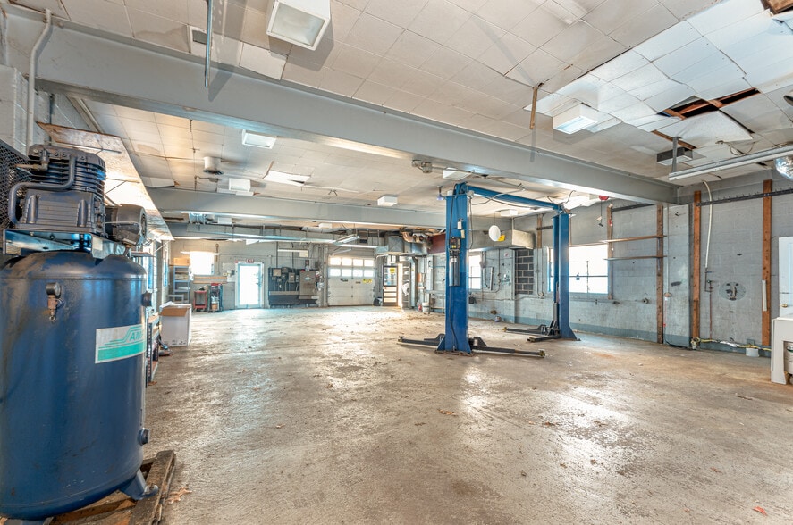 More Photos Of 157 Washington Ave, North Haven Auto Repair For Sale