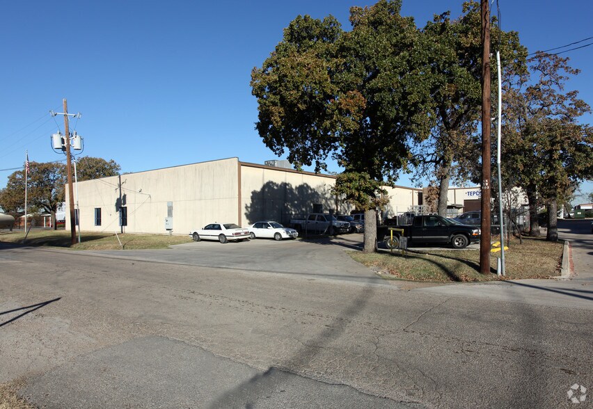 More Photos Of 11210 Ables Ln, Dallas Warehouse For Lease